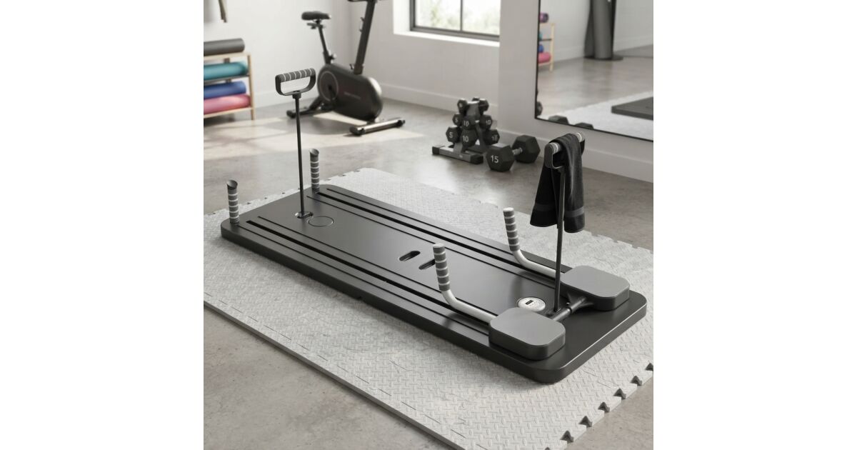 A fekete összecsukható pilates pad egy szobában, a forgalmazó termékfotóján
